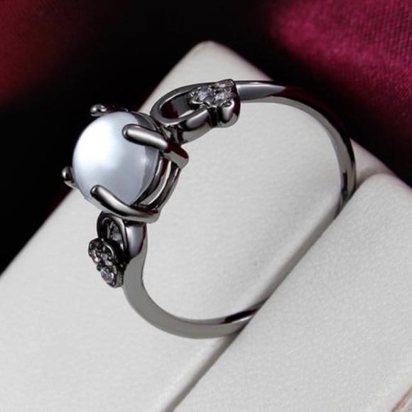 Black Gold Clear Round Stone Twisted Heart Ring - Picture 4 of 9